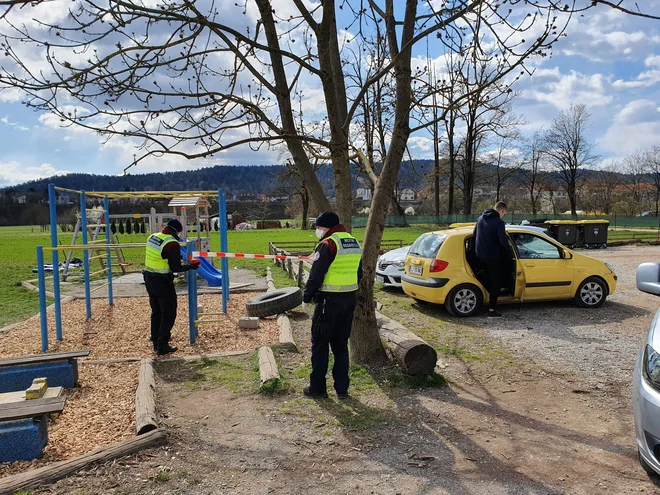 Najprej opozorilo, potem ponovno nameščanje trakov. FOTO: MOL