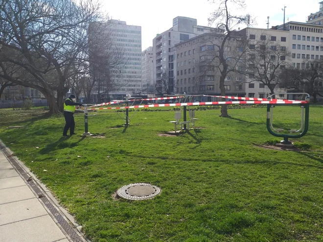 Ograjeno igrišče v Parku slovenske reformacije v Ljubljani. FOTO: MOL