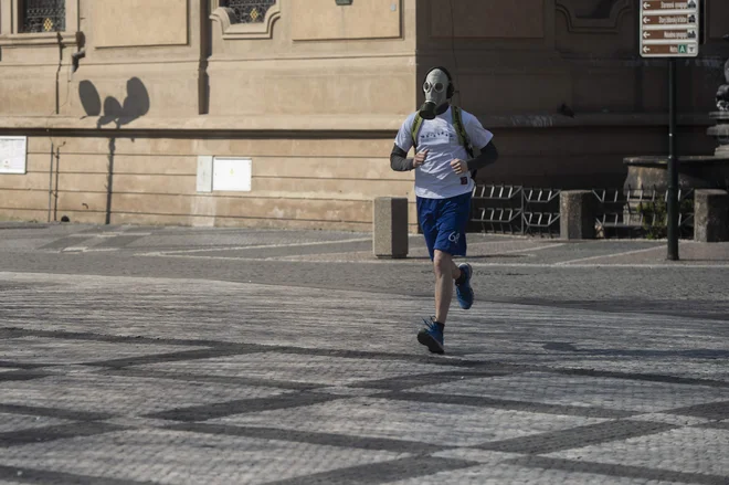 Ukrepi za preprečevanje epidemije so popolnoma spremenili življenje posameznikov in gospodarstva ter spremenili ulice in ceste v Pragi.<br />