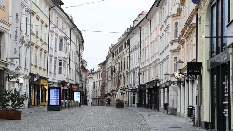 Fotografija: Prazne ulice v Ljubljani dokazujejo, da ljudje večinoma spoštujejo odlok. FOTO: Marko Feist