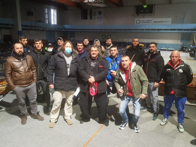 Druga skupina včeraj zjutraj pred odhodom iz športne dvorane Ježica proti Srbiji. Foto: Facebook