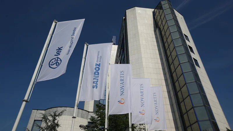 Fotografija: Novartis je poleg finančnih sredstev podaril tudi dezinfekcijska sredstva in zaščitno opremo. FOTO: Jože Suhadolnik/Delo