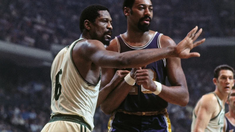 Fotografija: Wilt Chamberlain (desno) in Bill Russell (levo) sta bila epske bitke pod obroči in nad njimi. FOTO: Arhiv NBA