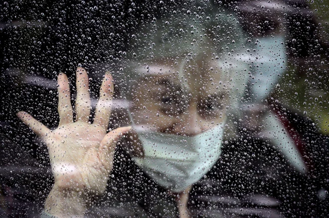 Naš odziv na novi koronavirus je z vidika Camusove filozofije pretiran zato, ker bolezen preveč osmišljamo. Foto David Ryder Reuters