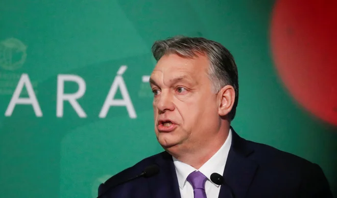 Viktor Orbán je napovedal nove, ostrejše ukrepe proti pandemiji koronavirusa. FOTO: Bernadett Szabo/Reuters