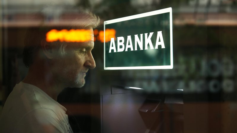 Fotografija: Abanka je zaprla več manjših poslovalnic, da uresničuje priporočila NIJZ. FOTO: Jure Eržen/Delo