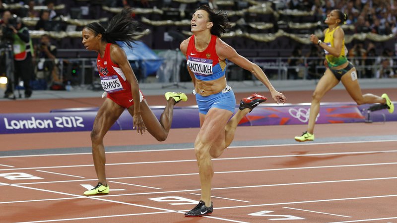 Fotografija: Natalija Antjuh je v finalu OI v Londonu ugnala Američanko Lashindo Demus (levo). FOTO: Reuters