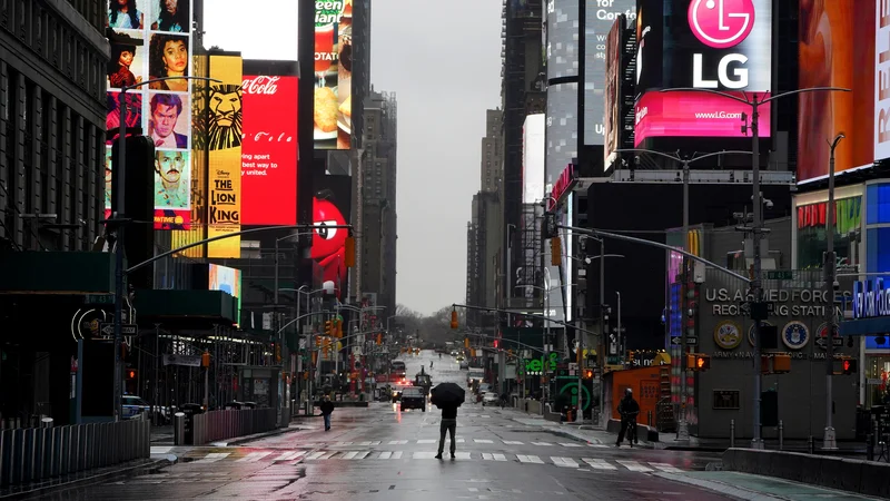 Fotografija: Fotograf sredi zapuščene manhattanske Sedme avenije. Foto: Reuters