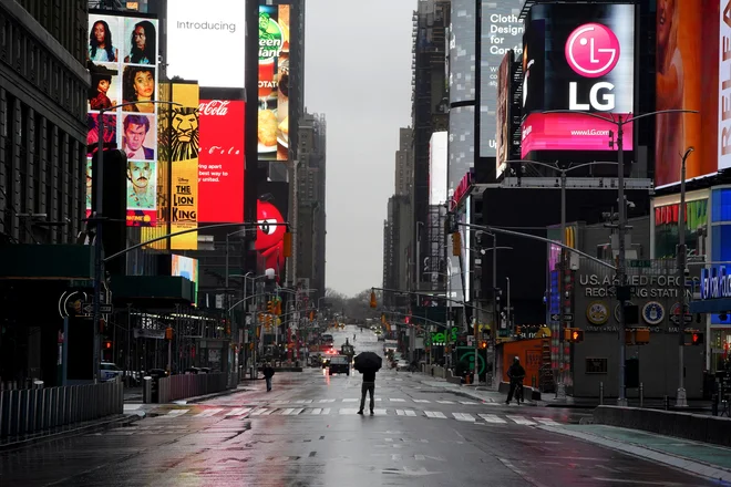 Fotograf sredi zapuščene manhattanske Sedme avenije. Foto: Reuters