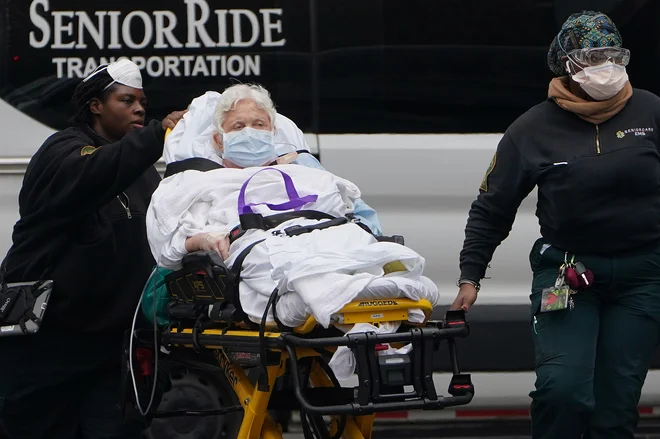 Skrb za bolnika z novim koronavirusom na Manhattnu. Foto: Reuters