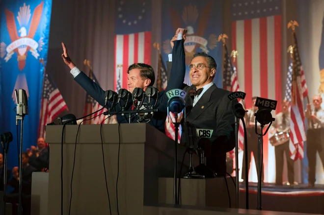 Lindbergh (Ben Cole) in rabin Bengelsdorf (John Turturro) sta nenavaden politični par. Foto promocijsko gradivo