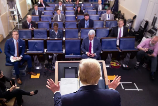 Donald Trump se je znova hvalil, koliko je storil v boju proti koronavirusu. FOTO: Jim Watson/Afp