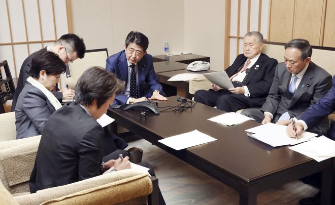 Vodstvo Japonske na čelu s Šinzom Abejem (v sredini) je podprlo preložitev olimpijskih iger. FOTO: Reuters