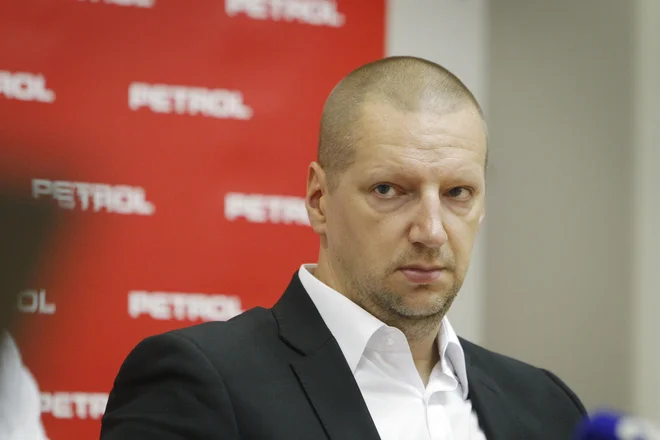 Predsednik KZS Matej Erjavec poskuša ujeti Grka Dimitrisa Itoudisa. FOTO: Leon Vidic/Delo