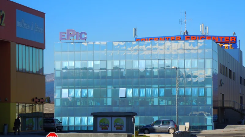 Fotografija: Postojnski župan Igor Marentič je objavil, da je lastnik Hotela Epic na obrobju Postojne Janez Skubic svoj hotel ponudil za karanteno že pred časom, država je ponudbo sprejela. FOTO: Dragica Jaksetič/Delo