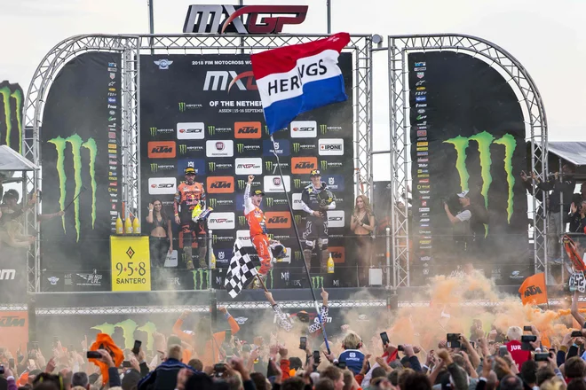 Jeffrey Herlings se je lovorike veselil po zmagi v Assnu pred domačimi navijači. FOTO: Vincent Jannink/AFP