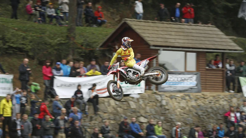 Fotografija: Tim Gajser je slavil tudi v Šentvidu pri Stični, kjer ga je spodbujala množica bencinskih navdušencev. FOTO: Leon Vidic/Delo