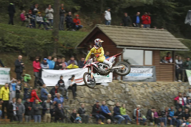 Tim Gajser je slavil tudi v Šentvidu pri Stični, kjer ga je spodbujala množica bencinskih navdušencev. FOTO: Leon Vidic/Delo