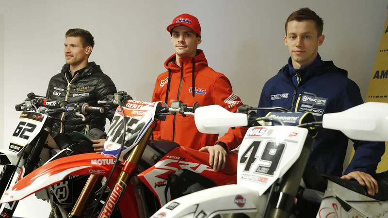 Fotografija: Tim Gajser (v sredini), Klemen Gerčar (levo) in Jernej Irt so v tej sezoni predstavljali slovenski motokros v elitnem MXGP. FOTO: Leon Vidic/Delo