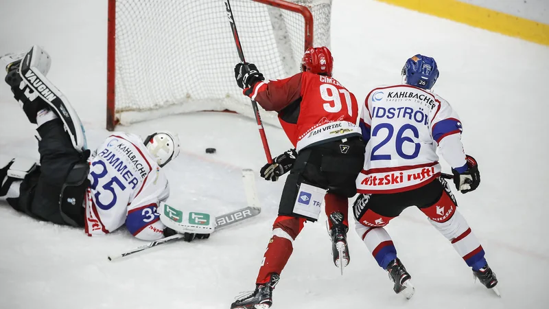 Fotografija: Tadej Čimžar je Tylerja Rimmerja na hrbet poslal dvakrat. FOTO: Uroš Hočevar/Delo