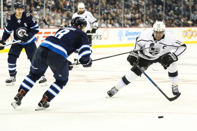 Anže Kopitar se, v nasprotju s prejšnjima tekmama, sinoči ni vpisal med strelce. FOTO: Terrence Lee/Reuters