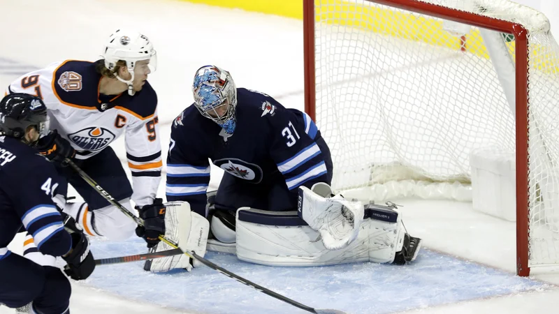 Fotografija: Connor McDavid je dosegel štiri točke, a vseeno končal rekordni niz. FOTO: Reuters