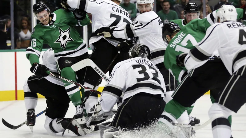 Fotografija: Takole se je Jonathan Quick, vratar pri Los Angeles Kings, boril proti hokejistom Dallasa, ki so njegovo mrežo zatresli štirikrat. FOTO: Andy Jacobsohn/AP