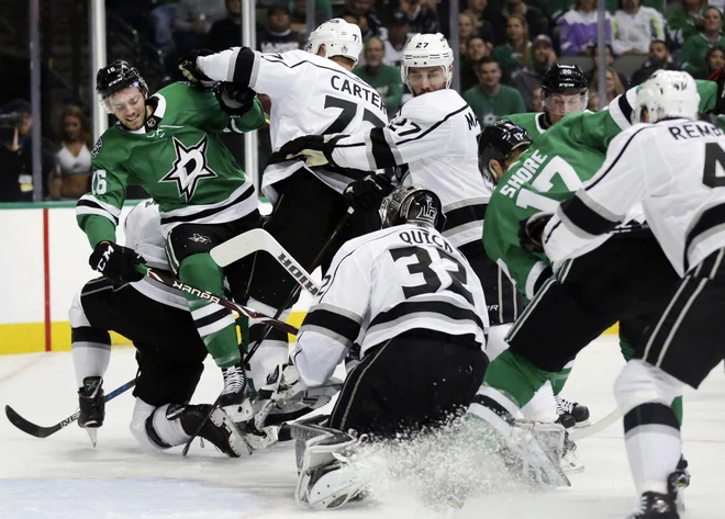 Takole se je Jonathan Quick, vratar pri Los Angeles Kings, boril proti hokejistom Dallasa, ki so njegovo mrežo zatresli štirikrat. FOTO: Andy Jacobsohn/AP