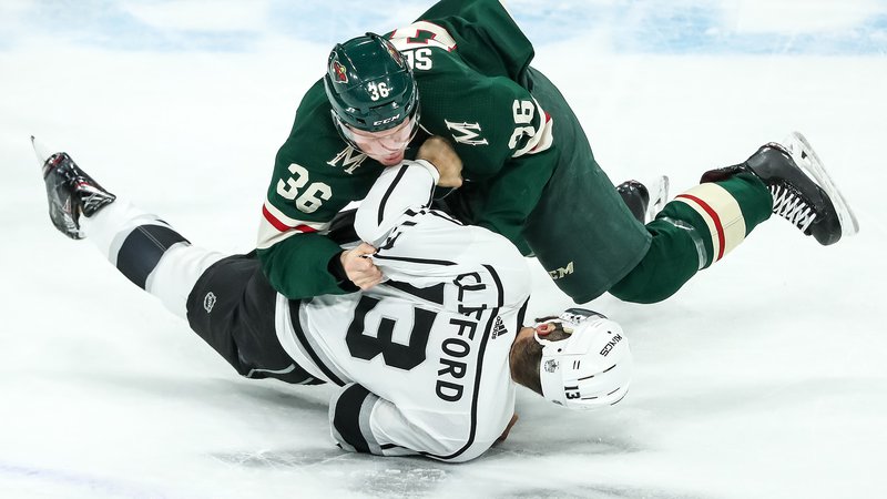 Fotografija: Hokejisti Minnesote so bili boljši v vseh elementih igre, tudi v pretepih. FOTO: Reuters