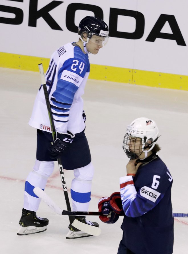 Kdo bo št. 1 na letošnjem naboru NHL: Kaapo Kakko ali Jack Hughes (desno)? FOTO: Reuters
