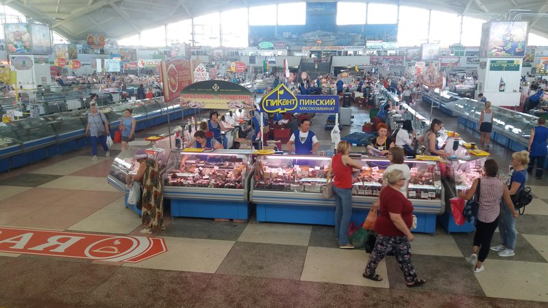 Fotografija: Na osrednji mestni tržnici, v Minsku znani kot Komarovka, je bogata izbira suhih klobas in slanine.