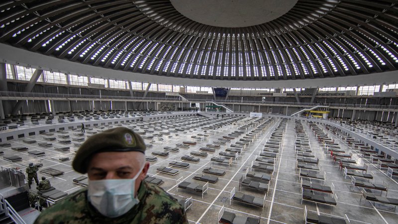 Fotografija: Srbija je veliko razstavišče v Beogradu napolnila s 3000 posteljami. Zdaj so med njimi že postavili pregrade. Foto Marko Djurica/Reuters