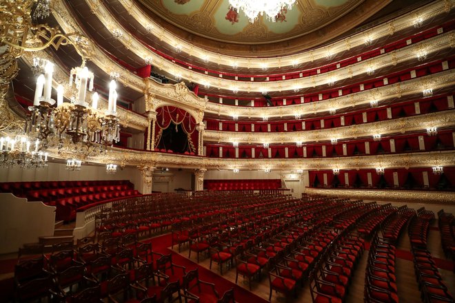 Slovito gledališče Bolšoj v Moskvi sameva, a kljub vsemu vabi gledalce, da si predstave ogledajo po svetu. FOTO: Evgenia Novozhenina/Reuters