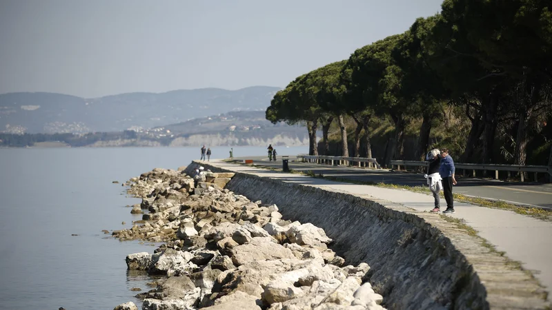 Fotografija: V soboto smo lahko opazili, da bolj kot odlok gibanje kroji lepo vreme. V turističnih središčih je bilo spet več ljudi. FOTO: Jure Eržen/Delo