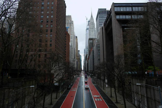 Karantene za New York za zdaj ne bo, velja pa omejitev gibanja za New York, New Jersey in Connecticut. FOTO: Kena Betancur/Afp