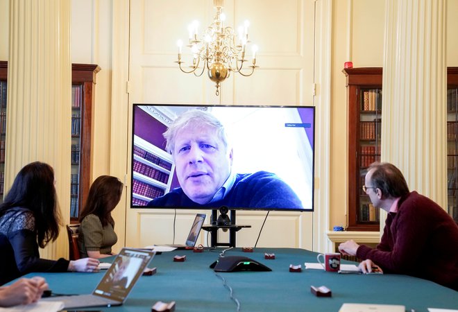 Britanski premier Boris Johnson je v samoizolaciji na Downing Streetu. FOTO: Reuters