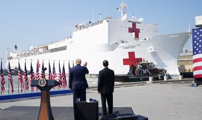 Predsednik Donald Trump pred vojaško ladjo-bolnišnico USNS Comfort. FOTO: Kevin Lamarque Reuters
<div id=