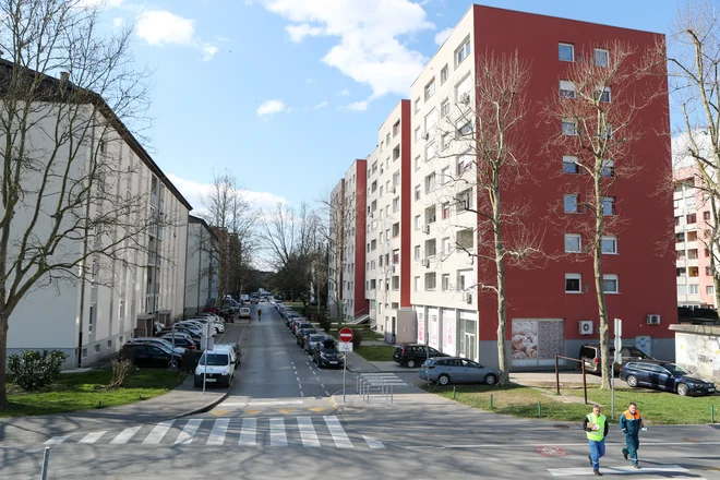 Večstanovanjske stavbe je treba razkuževati dvakrat na dan; odlok že velja. FOTO: Marko Feist