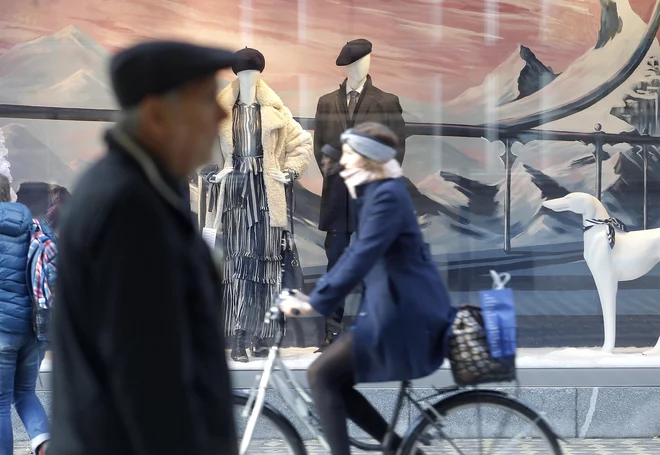 Intervnenti zakon za pomoč prebivalstvu in gospodarstvu med drugim prinaša dodatke upokojencem, samozaposlenim, nekaterim zaposlenim v zasebnem sektorju in študentom. Foto Mavric Pivk