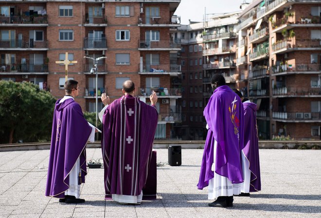 Nedeljsko mašo so duhovniki iz cerkve San Gabriele dell'Addolorata v Rimu opravili kar na prostem. Foto AFP