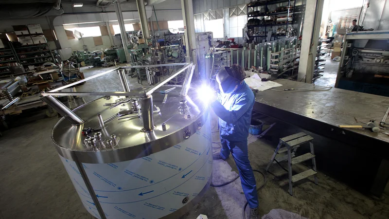 Fotografija: Ustavitev proizvodnje v kovinski industriji je zahteven projekt, saj ne gre le za ustavitev strojne opreme, ampak tudi vseh logističnih tokov in podpornih procesov. FOTO Mavric Pivk/Delo