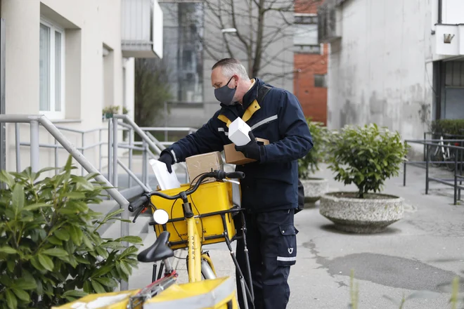 Paketna dostava se je podvojila, manj pa je pisem, ugotavljajo na Pošti Slovenije. FOTO: Leon Vidic