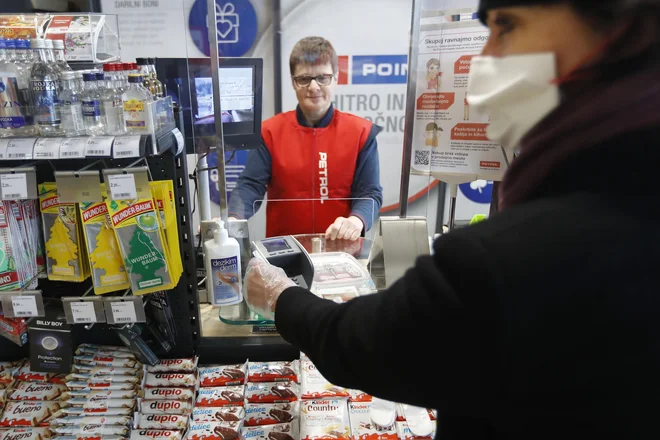 Tudi v Petrolu, kjer se je prodaja goriva močno zmanjšala, spodbujajo brezstično plačevanje. Vsi zaposleni na prodajnih mestih delajo za varnostnimi pregradami. FOTO: Leon Vidic