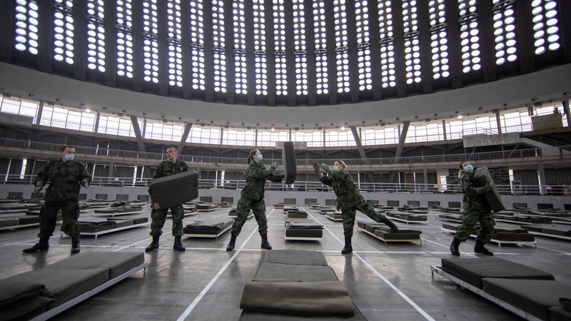 Fotografija: Srbska vojska pripravlja postelje na gospodarskem razstavišču v Beogradu. Foto Reuters