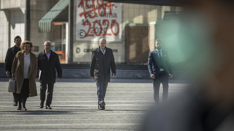 Fotografija: Predsednik vlade Janez Janša pravi, da v prvem svežnju protikoronskih ukrepov niso na nikogar pozabili. Foto Voranc Vogel