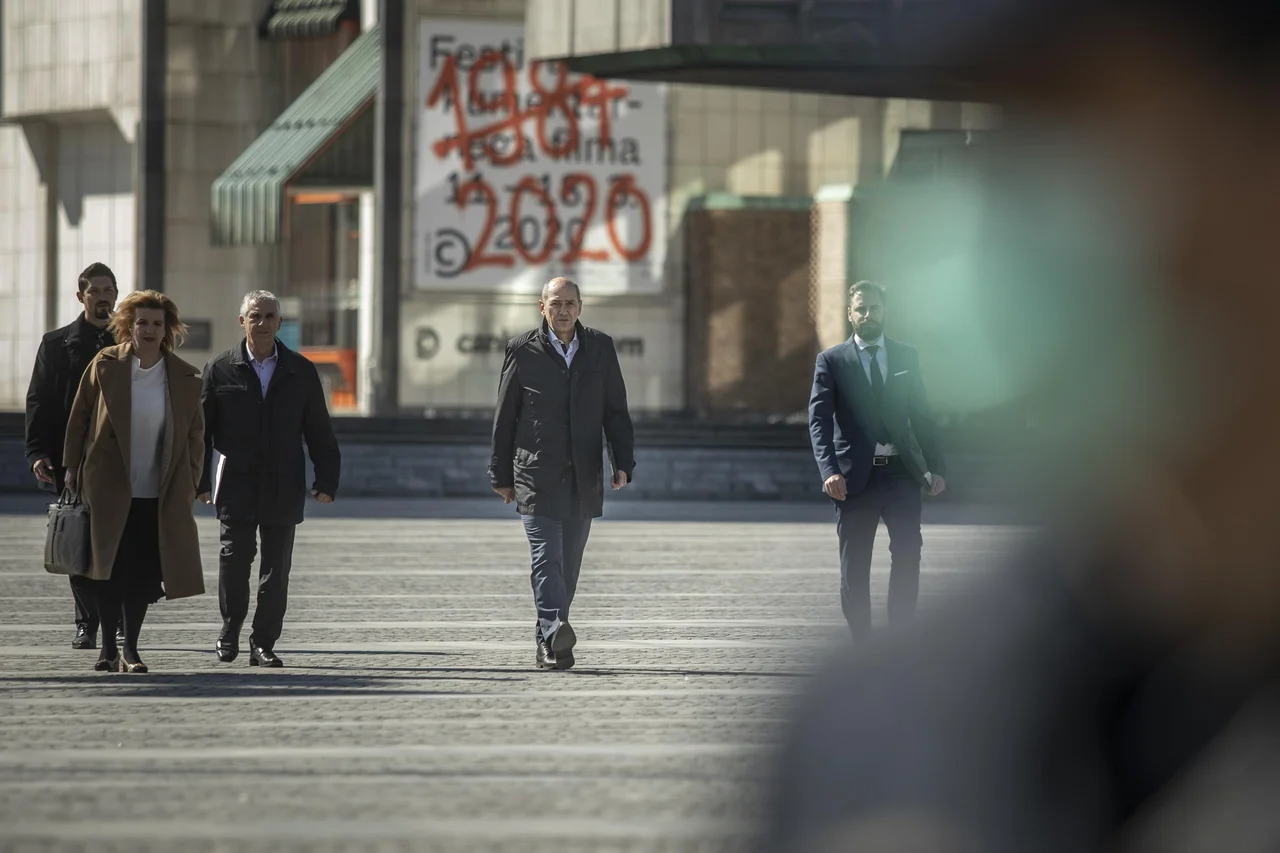 Fotografija: Predsednik vlade Janez Janša pravi, da v prvem svežnju protikoronskih ukrepov niso na nikogar pozabili. Foto Voranc Vogel