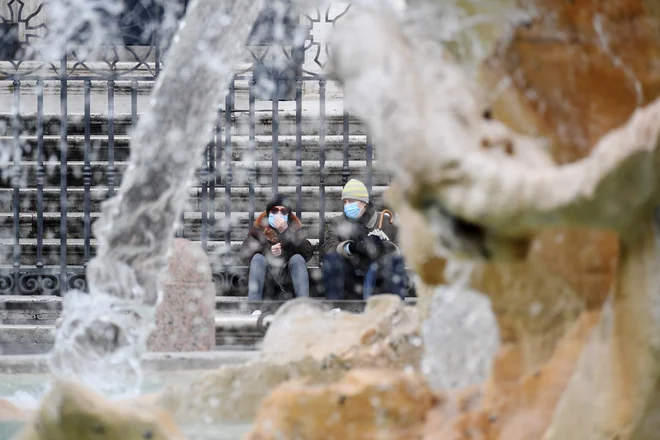 V sosednji državi življenje že tedne tako rekoč stoji pri miru, Italijani pa je čedalje bolj zaskrbljeni nad tem, kako se bo država pobrala. Foto Alberto Lingria/Reuters