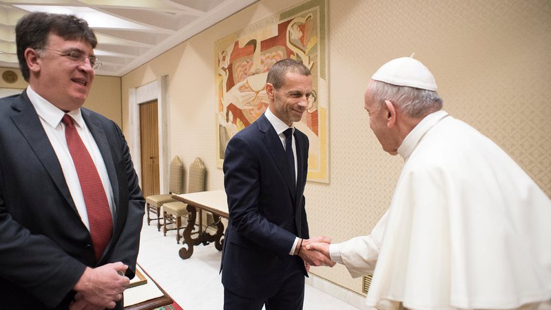 Fotografija: Aleksander Čeferin je med lanskim kongresom Uefe v Rimu srečal tudi papeža Frančiška, s katerim deli mnenje tudi v času bitke s koronavirusom. FOTO: Reuters