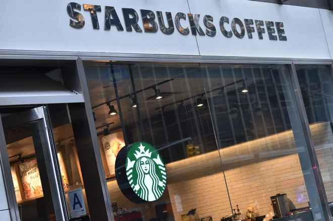 Starbucksova prodajalna FOTO: Hector Retamal/AFP