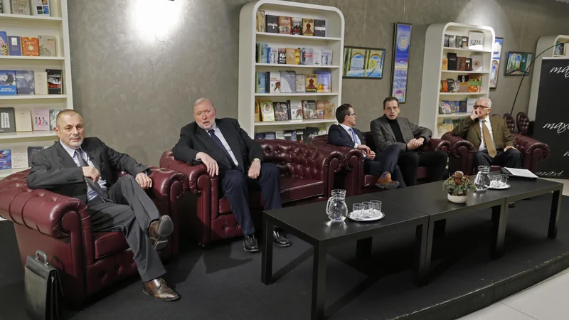 Fotografija: Zbrani nikakor ne nameravajo ustanoviti politične stranke, je bilo slišati večkrat. Od leve proti desni: Peter Jambrek, Dimitrij Rupel, Matej Avbelj, Žiga Turk in Tomaž Zalaznik. FOTO: Jože Suhadolnik/Delo